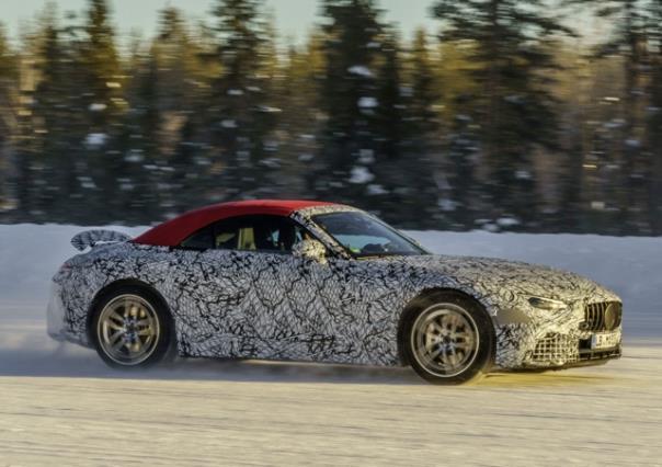 Entwicklungsfahrzeuge des neuen Mercedes-AMG SL (Baureihe 232) bei der abschließenden Wintererprobung in Schweden.